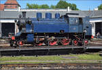 br-64-4/884781/4-noerdlinger-eisenbahnfestfuer-die-lok-8 4. Nrdlinger Eisenbahnfest.

Fr die Lok 8 der Tegernseebahn mussten trotz Materialknappheit rasch Bauteile besorgt werden. Dabei wurden die Laufachsen mitsamt Gestell von E 79 02 verwendet. Das Krauss-Lotter-Gestell mit den beiden Laufachsen verstellte auch die hintere Kuppelachse. Das brachte ihr ausgezeichnete Laufeigenschafte, aber auch groe Pflegebedrftigkeit ein. Juni 2025.