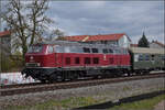 kbs-730-basel-bad-bahnhof-singen-ulmkonstanz-hochrheinbahn/910757/dieselabschiedsfahrt-am-hochrhein218-155-ist-sicherlich Dieselabschiedsfahrt am Hochrhein.

218 155 ist sicherlich eine angemessene Besetzung, sieht sie doch aus, als k�me sie gerade aus der M�rklinschachtel. Am k�nftigen Haltepunkt Warmbach, M�rz 2026.