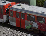 0-609-br-6090-lhb-vt-2e/884693/4-noerdlinger-eisenbahnfestvt2-35-und-vt2 4. Nrdlinger Eisenbahnfest.

VT2 35 und VT2 42 der AKN sind in Nrdlingen gelandet. Einen hat die Sachbeschdigung durch Graffiti leider erwischt. Das Bild soll die Straftat keinesfalls verherrlichen, aber es ist im Gegensatz zu fast allem sonstigen Graffiti-Schwachsinn in Teilen mal nett anzusehen. Nrdlingen, Juni 2025.