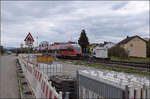 kbs-730-basel-bad-bahnhof-singen-ulmkonstanz-hochrheinbahn/910745/644-040-faehrt-rheinabwaerts-durch-warmbach 644 040 f�hrt rheinabw�rts durch Warmbach und die Baustelle des k�nftigen Haltepunktes ebendort. M�rz 2026.