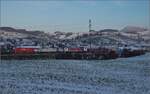 6-186-br-186-traxx-ms2e/797281/187-002-von-railpool-dahinter-kalt 187 002 von Railpool, dahinter kalt 186 104 unterwegs Richtung Brugg noch nördlich von Frick. Dezember 2022.