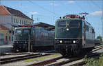 6-151-br-151/884719/4-noerdlinger-eisenbahnfest151-001-macht-sich 4. Nrdlinger Eisenbahnfest.

151 001 macht sich bereit fr einen Leerzug nach Mnchen, der am Folgetag die Gste des Dampffests ins Museum bringen soll, whrend 151 016 sich gleich dazugesellt, um ein Sandwich zu bilden. Nrdlingen, Juni 2025.