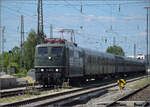 6-151-br-151/884720/4-noerdlinger-eisenbahnfest151-001-macht-sich 4. Nrdlinger Eisenbahnfest.

151 001 macht sich bereit fr einen Leerzug nach Mnchen, der am Folgetag die Gste des Dampffests ins Museum bringen soll. Nrdlingen, Juni 2025.