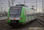 025/911163/422-049-und-422-015-fahren 422 049 und 422 015 fahren in die Abstellung. Duisburg, Februar 2026.