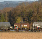 kbs-702-offenburg-basel-rheintalbahn/910864/die-abendstimmung-hat-laengst-eingesetzt-als Die Abendstimmung hat l�ngst eingesetzt als 185 270 mit einem Mischer bei H�gelheim nordw�rts vorbeizieht. Februar 2026.

Im Bild der kleine, aber giftige zweiachsige Kesselwagen 23 RIV 80 D-VTG 7366 497-7 Zcs. 