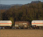 kbs-702-karlsruhe-offenburg-rheintalbahn/910871/die-abendstimmung-hat-laengst-eingesetzt-als Die Abendstimmung hat l�ngst eingesetzt als 185 270 mit einem Mischer bei H�gelheim nordw�rts vorbeizieht. Februar 2026.

Im Bild der Kesselwagen 23 RIV 85 CH-WASCO 737 6 702-3 Zcas der Wascosa ohne Gefahrgutkennzeichnung. 