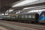 eilzugwagen-2-serie-n-wagen-silberlinge-4/911257/der-gruene-silberling-ist-ein-sonderling Der gr�ne Silberling ist ein Sonderling oder ein Wegmannwagen aus Luxemburg. D-GfG 50 80 31-34 113-6 ABnrz lautet seine Kennung. Zusammen mit 101 133 geht die RB 31 auf die Reise nach Moers. Duisburg, Februar 2026.