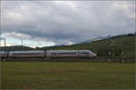 kbs-702-offenburg-basel-rheintalbahn/865308/markgraefler-land-vor-dem-fall-der Markgräfler Land vor dem Fall der Blätter.

'412 054' Tz 9454 bei Auggen. Oktober 2024.