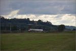 kbs-702-offenburg-basel-rheintalbahn/865314/markgraefler-land-vor-dem-fall-der Markgräfler Land vor dem Fall der Blätter.

Ein Giruno bei Schliengen, vermutlich RABe 501 007 'Uri'. Oktober 2024.