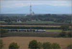 kbs-702-offenburg-basel-rheintalbahn/865448/markgraefler-land-vor-dem-fall-der Markgräfler Land vor dem Fall der Blätter.

Re 482 015 oder Re 482 028 mit 'ChemOil'-Werbung bei Auggen. Oktober 2024.