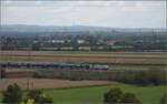 kbs-702-offenburg-basel-rheintalbahn/865449/markgraefler-land-vor-dem-fall-der Markgräfler Land vor dem Fall der Blätter.

186 432 von Railpool bei Auggen. Oktober 2024.