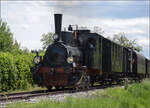 Kandertalbahn im Frhjahr.

Nebeneisenbahn-Museumszug mit Lok 30 in Haltingen. Mai 2024.