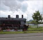 strecke-4320-etzwilen-ramsen-singen-alt-kbs-304h-schweizerbaehnle-5/812861/fahrtag-auf-dem-schweizer-baehnleeb-35 Fahrtag auf dem Schweizer Bhnle.

Eb 3/5 der BT bringt den Sonderzug nach Singen. Der Hohentwiel lsst keinen Zweifel, die Schweizer Dampflok hat sich nach Deutschland gewagt. Mai 2023.