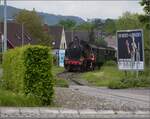strecke-4320-etzwilen-ramsen-singen-alt-kbs-304h-schweizerbaehnle-5/812866/fahrtag-auf-dem-schweizer-baehnleeb-35 Fahrtag auf dem Schweizer Bhnle.

Eb 3/5 der BT bringt den Sonderzug nach Singen. Hier am Kreisverkehr Mai 2023.