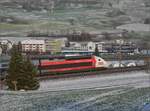 6-generation-euroduplex-rames-4701-4730-4/797337/tgv-lyria-4721-muss-wegen-verspaetung-zur TGV-Lyria 4721 muss wegen Verspätung zur Strafe über den Bözberg. Das gibt zwar ein paar weitere Minuten obenauf, aber den Fahrgästen auch eine landschaftlich reizvollere Strecke. Frick, Dezember 2022.