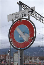 027-5/909818/bierlisi-statt-bipperlisiim-bahnhof-solothurn-lebt Bierlisi statt Bipperlisi.

Im Bahnhof Solothurn lebt die verblichene Solothurn-Zollikofen-Bahn weiter, wie man auf dem Schild lesen kann. Februar 2026.