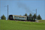 651-luzern-emmenbruecke-lenzburg-wildegg-stbsbb-seetalbahn-5/861806/e-33-beinwyl-der-seethalbahn-mit E 3/3 'Beinwyl' der Seethalbahn mit dem SBB-Gepäckwagen F 16847 und dem EW I der BLS A 801 fährt die Rampe aus Hochdorf Richtung Luzern hoch. September 2024.