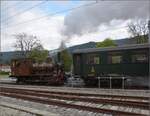e-33-3/813053/vapeur-val-de-travers-train-du-terroirabfahrt-von Vapeur Val-de-Travers: Train du Terroir.

Abfahrt von E 3/3 8511 vor dem Chapeau de Napolon in Fleurier. Mai 2023. 