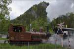 e-33-3/813072/vapeur-val-de-travers-train-du-terroire-33 Vapeur Val-de-Travers: Train du Terroir.

E 3/3 8511 vor dem Chapeau de Napoleon. Fleurier, Mai 2023. 