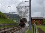 Vapeur Val-de-Travers: Train  Au fil de l'Areuse .

Ausfahrt von E 3/3 8511 aus Travers. Mai 2023.
