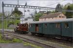 Vapeur Val-de-Travers: Train  Au fil de l'Areuse .

E 3/3 8511 rangiert in Travers an ihren Zug. Mai 2023.