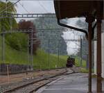 Vapeur Val-de-Travers: Train  Au fil de l'Areuse .

E 3/3 8511 umfhrt in Travers ihren Zug. Mai 2023.