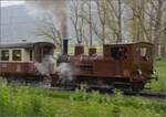 Vapeur Val-de-Travers: Train  Au fil de l'Areuse .

E 3/3 8511 umfhrt das Landhaus Le Marais zwischen Mtiers und Couvet. Mai 2023.