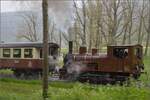 Vapeur Val-de-Travers: Train  Au fil de l'Areuse .

E 3/3 8511 umfhrt das Landhaus Le Marais bei Mtiers. Mai 2023.