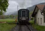 Vapeur Val-de-Travers: Train  Au fil de l'Areuse .

Nachdem der Zug die gestrten Bahnbergnge in Mtiers passiert hat ein Blick auf den Zugschluss. Mai 2023.