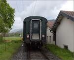 Vapeur Val-de-Travers: Train  Au fil de l'Areuse .

Nachdem der Zug die gestrten Bahnbergnge in Mtiers passiert hat ein Blick auf den Zugschluss. Mai 2023.