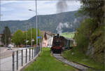 Train au fil de l'Areuse.

E 3/3 5811 auf dem kurzen stromlosen Abschnitt zwischen Fleurier und St-Sulpice. Mai 2024.