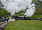 e-33-3/879773/brauereifest-feldschloesschender-sandwichzug-mit-e-22 Brauereifest Feldschlösschen.

Der Sandwichzug mit E 2/2 8666 'Chnurrli' und E 3/3 8512 auf Pendelfahrt Rheinfelden-Feldschlösschen. April 2025.