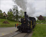 e-33-3/879776/brauereifest-feldschloesschender-sandwichzug-mit-e-22 Brauereifest Feldschlösschen.

Der Sandwichzug mit E 2/2 8666 'Chnurrli' und E 3/3 8512 auf Pendelfahrt Rheinfelden-Feldschlösschen. April 2025.