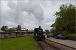 e-33-3/879778/brauereifest-feldschloesschender-sandwichzug-mit-e-22 Brauereifest Feldschlösschen.

Der Sandwichzug mit E 2/2 8666 'Chnurrli' und E 3/3 8512 auf Pendelfahrt Rheinfelden-Feldschlösschen. April 2025.