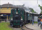 e-33-3/879783/brauereifest-feldschloesschender-sandwichzug-mit-e-22 Brauereifest Feldschlösschen.

Der Sandwichzug mit E 2/2 8666 'Chnurrli' und E 3/3 8512 auf Pendelfahrt Rheinfelden-Feldschlösschen. April 2025.