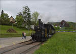 e-33-3/879787/brauereifest-feldschloesschender-sandwichzug-mit-e-22 Brauereifest Feldschlösschen.

Der Sandwichzug mit E 2/2 8666 'Chnurrli' und E 3/3 8512 auf Pendelfahrt Rheinfelden-Feldschlösschen. April 2025.