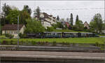 e-33-3/879867/brauereifest-feldschloesschender-sandwichzug-mit-e-22 Brauereifest Feldschlsschen.

Der Sandwichzug mit E 2/2 8666 'Chnurrli' und E 3/3 8512 auf Pendelfahrt Rheinfelden-Feldschlsschen. April 2025.