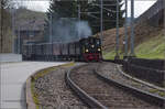 ed-33-10/844363/zu-den-ostereiern-im-sihlwalde-33 Zu den Ostereiern im Sihlwald.

E 3/3 5 'Schnaaggi Schaaggi' der Sihlthalbahn in der Sihlau. März 2024.