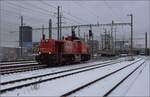 124-6/797675/nur-selten-verlaesst-die-rote-am Nur selten verlässt die rote Am 843 017 den Rangierbahnhof. Diesmal zum ersten Mal vor meine Linse. Pratteln, Dezember 2022.