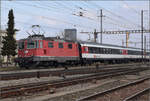 pratteln-6/867535/re-44-ii-11153-mit-uic Re 4/4 II 11153 mit UIC X-Wagen in Pratteln. Februar 2024.