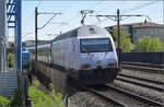Re 460 061 mit Schindler-Werbung in Dulliken. Mai 2024.