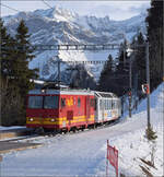 011/908015/die-lokomotive-hge-44-32-villars Die Lokomotive HGe 4/4 32 'Villars' wurde 1964 von SIG und MFO an die BVB geliefert. Wahrscheinlich k�nnte man sie ungestraft auch als Gep�cktriebwagen bezeichnen. In der Skisaison kommt sie mit den Panoramawagen zum Einsatz, da braucht es durchaus gen�gend Rollmaterial im Einsatz, um den Andrang an Skifahrern zu gen�gen, im oberen Streckenteil zum Col de Bretaye sind gleichzeitig vier Zuggarnituren im Einsatz. Bouquetins, Januar 2026.