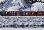 940-chur-thusis-filisur-samedan-stmoritz-rhb-albulalinie/836535/wagen-mit-durchblick-der-erste-wagen Wagen mit Durchblick. Der erste Wagen des Alvra-Gliederzuges hat ein Fotoabteil, in dem man nicht sitzen kann, dafür zum Ausgleich nicht nur Panoramablick bekommt, sondern auch die Fenster öffnen kann. Bi 57602 der Zugkomposition 5702 bei Celerina, Januar 2024.