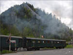 schwere-stahlwagen/848179/train-du-terroirb4ue-3924-vor-dem Train du Terroir.

B4ü 3924 vor dem Chapeau Napoleon in Fleurier. Mai 2024.