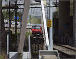 713-zuerich-zuerich-giesshuebel-712-zuerich-wiedikon-zuerich-giesshuebel-sihlwald-sihlbrugg-sitbszu/844652/zu-den-ostereiern-im-sihlwaldim-verkehrsgewirr Zu den Ostereiern im Sihlwald.

Im Verkehrsgewirr von Zürich Manegg, diesmal mit einem Sonnenstrahl, verliert sich der Zug von Re 456 106 bzw. SZU 545. März 2024.