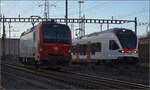 193 472 'Köln' begegnet RABe 523 041 und RABe 523 011 in Pratteln. März 2024.
