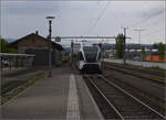 Thurbo-GTW RABe 526 735 in Arbon vor der Güterexpedition. April 2024.