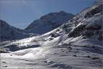 001/799737/zur-alp-gruemrund-um-den-lago Zur Alp Grüm.

Rund um den Lago Bianco durchfährt der Zug die beeindruckende Landschaft im Hochtal an der Passhöhe. Januar 2023.