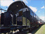 noerdlingen/884639/4-noerdlinger-eisenbahnfestdiese-wunderbar-restaurierte-donnerbuechse 4. N�rdlinger Eisenbahnfest.

Diese wunderbar restaurierte Donnerb�chse geh�rt zur gro�en Serie der Gattung Ci-28 und ist ein Ganzstahl-Austauschwagen (alle Teile vereinheitlicht und herstellerunabh�ngig austauschbar). Der Wagen wurde 1928 von Sch�ndorff geliefert und bekam 1930 die Nummer 83 752 Regensburg. Er war bis 1964 bei der DB im Einsatz und �berdauerte als Wohn- und Schlafwagen, soewie bei zwei fr�nkischen Bahnmuseen. N�rdlingen, Juni 2025.