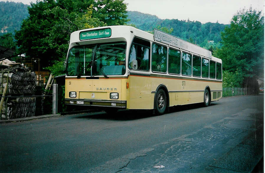 (006'100A) - STI Thun - Nr. 51/BE 396'551 - Saurer/R&J im Juni 1990 bei der Schifflndte Thun